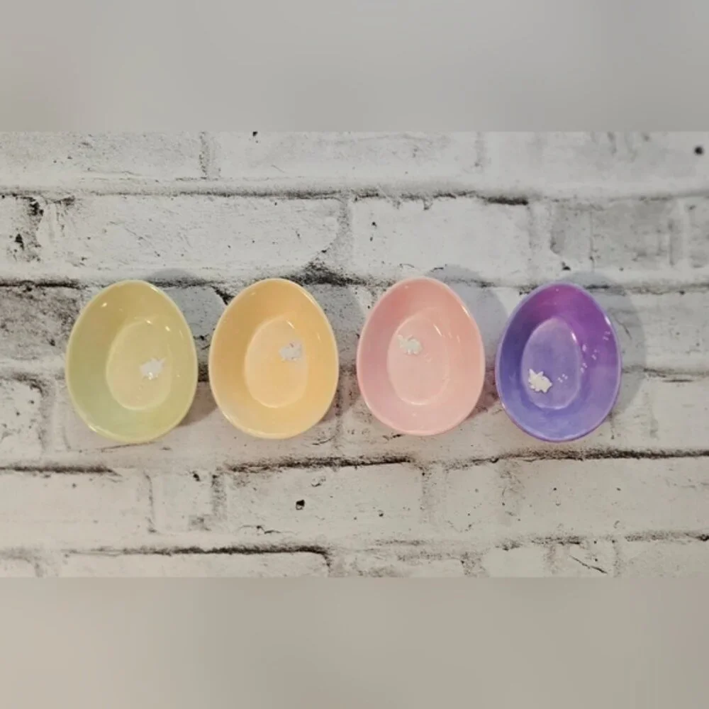 2005 Set of 4 William-Sonoma Easter Egg Shaped Bowls